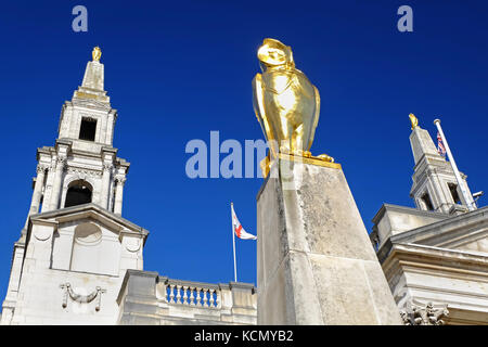 Eine Eulenstatue vor der Civic Hall, Millennium Square, Leeds, West Yorkshire, Großbritannien Stockfoto