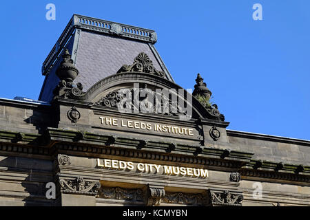 Der Eingang und das Dach des Leeds City Museum, Millennium Square, Leeds, West Yorkshire, Großbritannien Stockfoto