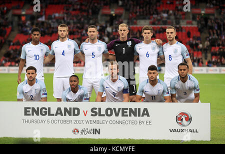 Englands Team-Gruppe: Marcus Rashford, Eric Dier, Gary Cahill, Joe Hart, John Stones und Jordan Henderson unterste Reihe (von links nach rechts) Kylie Walker, Raheen Sterling, Harry Kane, Alex Oxlade-Chamberlain und Ryan Bertrand Stockfoto