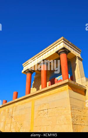 Charging Bull und Olivenbaum Fresco, der Minoische Palast von Knossos, Knossos, Heraklion, Kreta, Griechenland, Europa Stockfoto