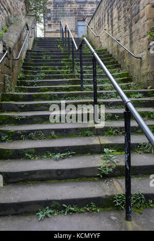 Verschlissene Treppe steigen bergauf in einer Northumbrian Stadt Straße, am 26. September 2017, in Alnwick, Northumberland, England. Stockfoto