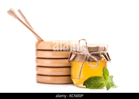 Honig im Glas und Holzfass Stockfoto