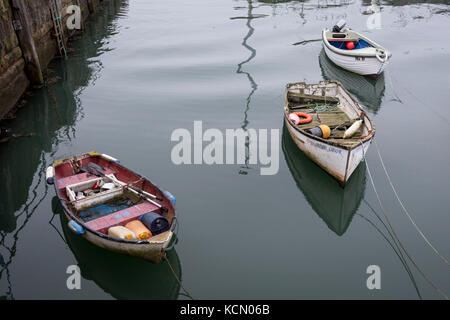 Bis Ruderboote in verschiedenen Staaten von Verfall und die Bereitschaft zur Meer gebunden, in einer Nordsee Stadt, Hafen, am 25. September 2017, im Amble, Northumberland, England. Stockfoto