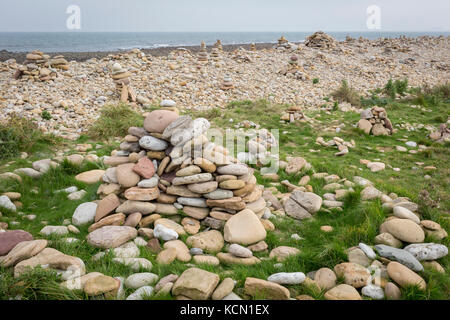 Haufen von Steinen und Felsen in die Küstenlandschaft auf der heiligen Insel, am 27. September 2017, auf Lindisfarne Insel, Northumberland, England. Die heilige Insel von Lindisfarne, auch einfach als Holy Island genannt, ist eine Insel vor der Nordostküste Englands. Heilige Insel hat einen aufgezeichneten Geschichte aus dem 6. Jahrhundert AD; es war ein wichtiges Zentrum des Keltischen und Anglo-sächsischen Christentums. Nach der Viking Invasion und der normannischen Eroberung Englands, ein Priorat wurde wieder hergestellt. Stockfoto