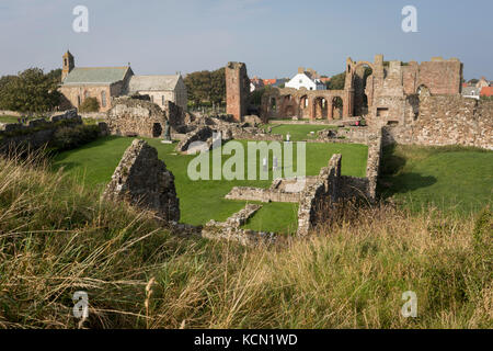 Die Landschaft rund um das Anfang des 12. Jahrhunderts Lindisfarne Priory auf der heiligen Insel, am 27. September 2017, auf Lindisfarne Insel, Northumberland, England. Das Kloster von Lindisfarne wurde von irischen Mönch St. Aidan gegründet, und das Kloster wurde vor Ende des 634 und Aidan gegründet, es blieb bis zu seinem Tod in 651. Die heilige Insel von Lindisfarne, auch einfach als Holy Island genannt, ist eine Insel vor der Nordostküste Englands. Heilige Insel hat einen aufgezeichneten Geschichte aus dem 6. Jahrhundert AD; es war ein wichtiges Zentrum des Keltischen und Anglo-sächsischen Christentums. Nach der Viking Invasionen und der N Stockfoto