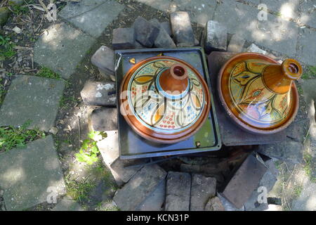 Das Kochen einer orientalischen Speisen im tajin im Garten Stockfoto