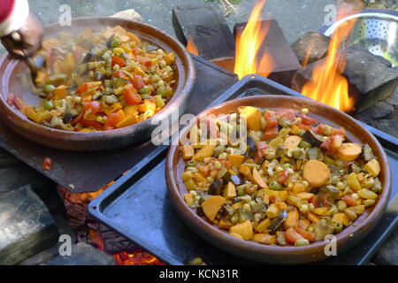 Das Kochen einer orientalischen Speisen im tajin im Garten Stockfoto