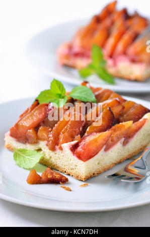 Frische Pflaumen Kuchen mit Minze dekoriert Stockfoto