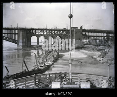 Osten (Illinois) Ende der Eads Bridge von South Bank, von Deck der Fähre Alonzo C. Kirche fotografiert, die Schäden vom Zyklon im Mai 1896 Stockfoto