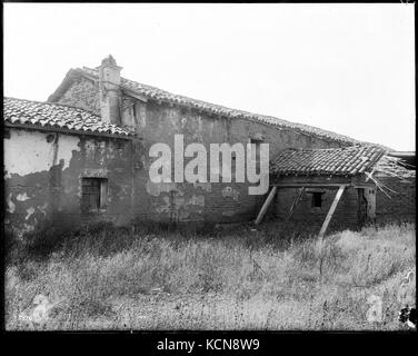 Außenansicht der Mission San Juan Capistrano auf der Nordseite, auf der Südseite des Vaters Serra Kirche (erbaut 1777), Orange County, Ca. 1900 (CHS 5876) Stockfoto