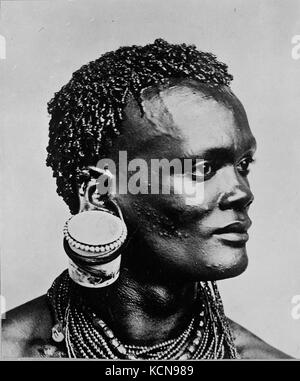 Büste Portrait von afrikanischen Mann mit Jam pot hängt an seinem Ohr, Kenia LCCN 95519864 Stockfoto