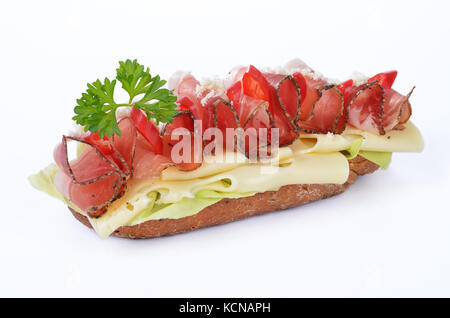 Vollkornbrot Baguette mit italienischen geräucherter Speck, Käse und Salat Stockfoto