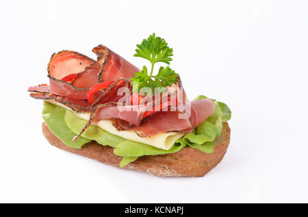 Vollkornbrot Baguette mit italienischen geräucherter Speck, Käse und Salat Stockfoto