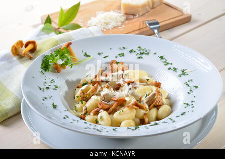Italienische Gnocchi mit gebratenen Pfifferlingen, Soße und Parmesan Stockfoto