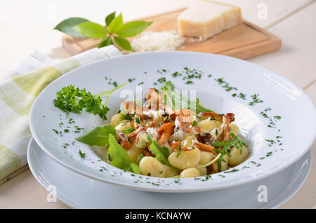 Italienische Gnocchi mit gebratenen Pfifferlingen, Soße und Parmesan Stockfoto