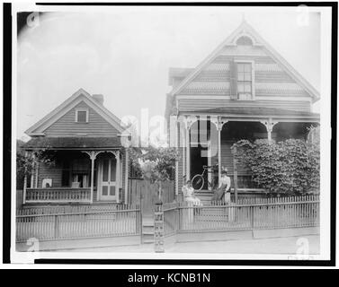 African American Boy auf der Veranda des Hauses sitzt, einem anderen afrikanischen amerikanischen Jungen, der mit dem Fahrrad auf der Veranda eines anderen Hauses, mit zwei junge afrikanische amerikanische Frauen auf Schritte, Georgien LCCN 95507099 Stockfoto