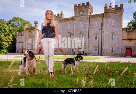 Lady Colin Campbell in ihrem Heim in West Sussex, Castle Goring. Stockfoto