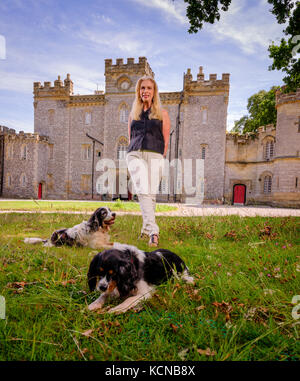 Lady Colin Campbell in ihrem Heim in West Sussex, Castle Goring. Stockfoto