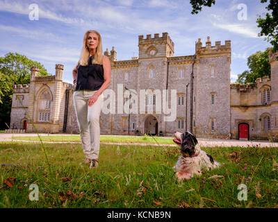 Lady Colin Campbell in ihrem Heim in West Sussex, Castle Goring. Stockfoto