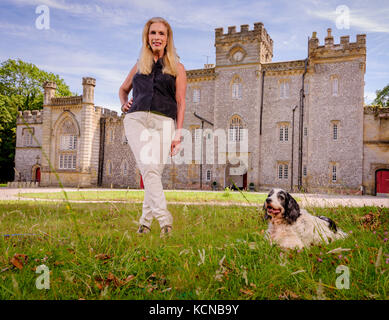 Lady Colin Campbell in ihrem Heim in West Sussex, Castle Goring. Stockfoto