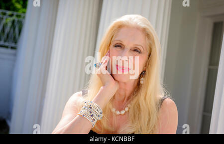 Lady Colin Campbell in ihrem Heim in West Sussex, Castle Goring. Stockfoto