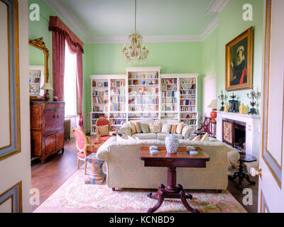 Der Salon von Lady Colin Campbells West Sussex Haus, Castle Goring. Stockfoto