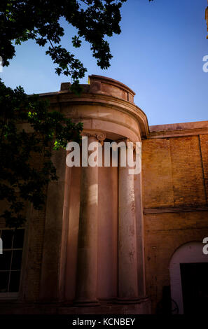 Architektonisches Detail von Lady Colin Campbells West Sussex Haus, Castle Goring. Stockfoto