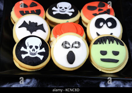 Halloween Kekse Sandwich mit bunt verziert mit Marzipan gebacken für den Urlaub Stockfoto