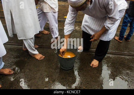 Nach der Prozession Sie verteilten Getränke zu jeder Muharram gekühlt ist das Fest der Trauer durch schiitische Muslime gefeiert. Es ist der erste Monat des Islamischen Kalenders. Am zehnten Muharram ist der Tag der ashura, es ist der Tag der Erinnerung und das Gedenken an den Tod von husain ibn Ali, für die schiitischen Muslime. (Foto durch subhajit naskar / Pacific Press) Stockfoto