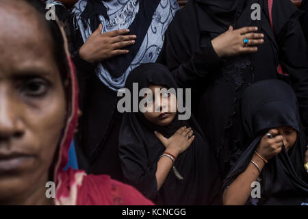 Kinder und Damen waren Beobachten muharram Prozession von abgelegenen Ort muharram ist das Fest der Trauer durch schiitische Muslime gefeiert. Es ist der erste Monat des Islamischen Kalenders. Am zehnten Muharram ist der Tag der ashura, es ist der Tag der Erinnerung und das Gedenken an den Tod von husain ibn Ali, für die schiitischen Muslime. (Foto durch subhajit naskar / Pacific Press) Stockfoto