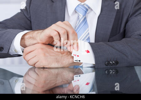 Nahaufnahme der Unternehmer eine versteckte Ass aus dem Ärmel ziehen Stockfoto