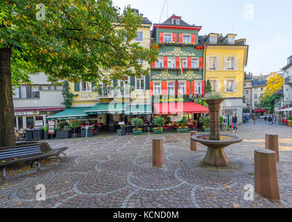 Platz in der Stadt mit alten Häusern und Brunnen, Kurstadt Baden-Baden, Baden-Württemberg, Stadtrand vom Schwarzwald, Deutschland Stockfoto