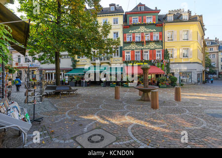 Platz in der Stadt mit alten Häusern und Brunnen, Kurstadt Baden-Baden, Baden-Württemberg, Stadtrand vom Schwarzwald, Deutschland Stockfoto