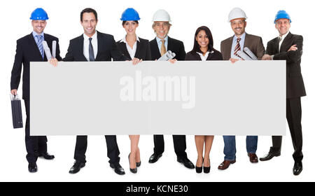 Gruppe von Architekten Menschen leer Banner präsentiert. Isoliert auf weiss Stockfoto