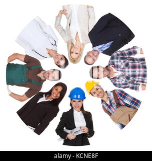 Niedrigen Winkel Blick auf vielfältige berufliche Gruppe. Isoliert auf weiss Stockfoto