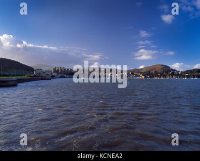 Ansicht W über den Afon Conwy Estuary zu Conwy Castle, Brücken und ummauerte Stadt mit Conwy Berg hinten R. Schloss & Stadtmauer gebaut von Edward I 1283-87. Stockfoto