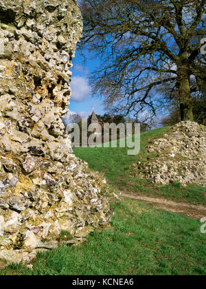 Silchester römischen Stadtmauer, Hampshire: Blick NE durch Lücke in SE-Wand zu St. Maria der Jungfrau Kirche vor Ort von zwei Romano-Celtic Tempel. Stockfoto