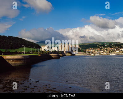 Anzeigen SW entlang der Brücke Damm & Afon Conwy Estuary zu Conwy Castle, Brücken, ehemalige Abteikirche & Mittelalter (C 13.) von Mauern umgebene Stadt. Stockfoto