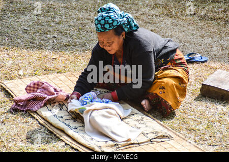 Schule Kinder in ländlichen Nepal marschieren in die Schule Stockfoto