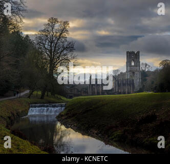 Fountains Abbey, North Yorkshire, die in der nächtlichen Beleuchtung Stockfoto