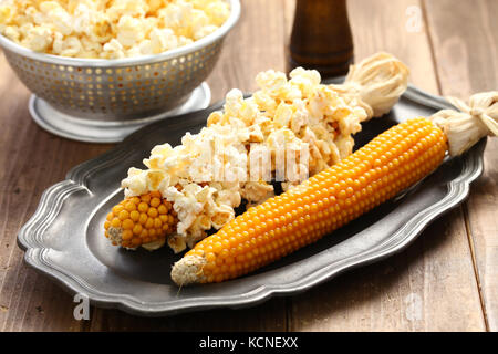 Das Popcorn aus einer Cob durch Mikrowelle Stockfoto