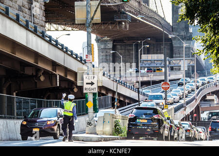 Verkehr Polizist Autos Manhattan Eingabe auf der Brooklyn Bridge, New York City, USA Stockfoto