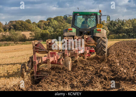 Großbritannien Landwirtschaft, einem John Deere Traktor 6910 und Naud AP 56236 Wagen bei der Arbeit an einem sonnigen Herbstnachmittag Oktober 2017 Pflug Stockfoto