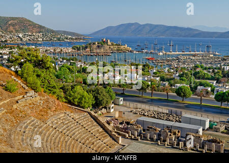 St. Peter's Castle und Bodrum Hafen mit Amphitheater im Vordergrund bei Bodrum, Provinz Mugla, Türkei. Stockfoto