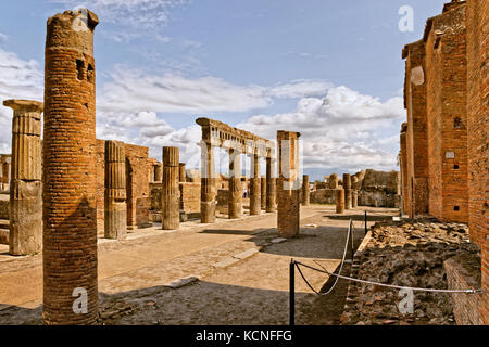 Spalten im Forum, in den Ruinen der römischen Stadt Pompeji in Cortona in der Nähe von Neapel, Italien. Den Vesuv in der Ferne. Stockfoto
