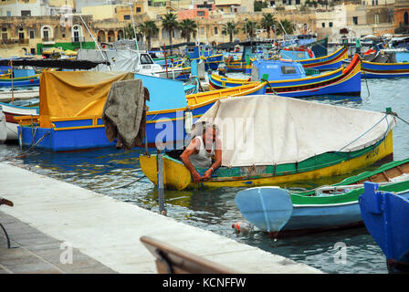 MALTA-SEPTEMBER 24: Blick auf den Hafen von Marsaxlokk, mit Booten und unbekannten Fischern, Marsaxlokk, Malta, am 24,2010. September. Stockfoto