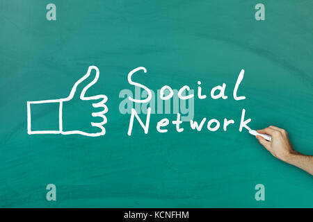 Handzeichnung soziale Netzwerk-Konzept auf grüne Tafel Stockfoto