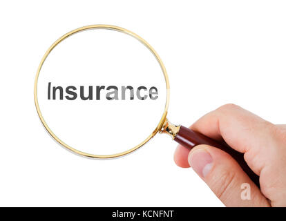 Nahaufnahme der Hand zeigt Versicherung Wort durch Lupe Over White Background Stockfoto