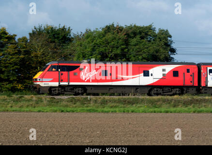 Virgin Trains Service bei der Geschwindigkeit auf der East Coast Main Line, Nottinghamshire, England, Großbritannien Stockfoto