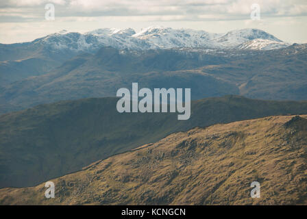 Scafell Pike, Scafell und Bowfell gesehen über Langdale Pikes vom Gipfel des Red Screes, in der Nähe von Ambleside, Lake District, Großbritannien Stockfoto